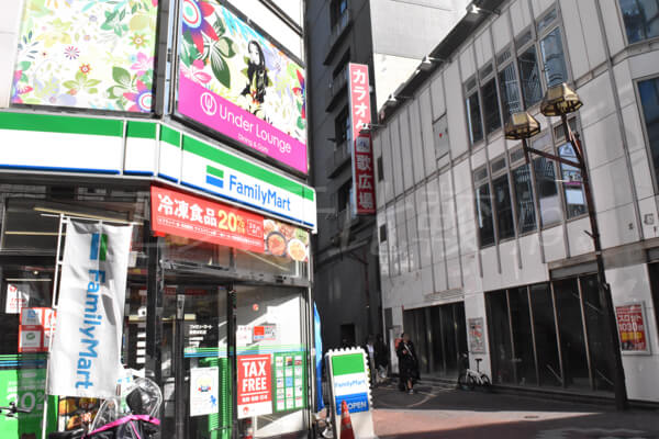TCB東京中央美容外科新宿院へのアクセスファミリーマート